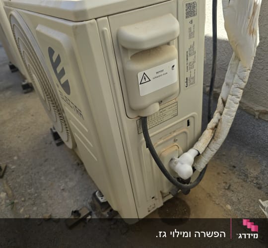 יחידת מזגן חיצונית מותקנת על גג